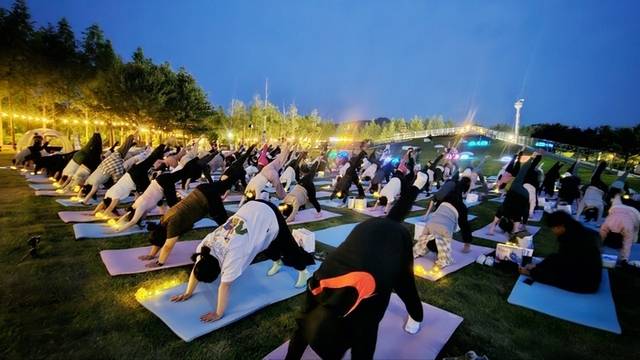 ▲ 강원관광재단·강원도민일보가 공동주최한 ‘별빛 요가’ 행사가 지난 31일 양구 한반도섬에서 약 300명이 참석한 가운데 성공적으로 열렸다. 강원관광재단 제공