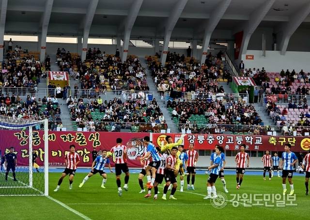 ▲ 1일 강릉종합운동장에서 열린 ‘2025 강릉단오제 축구정기전’에서 양교 선수들이 문전 상황에서 볼 경합을 하고 있다. 황선우 기자