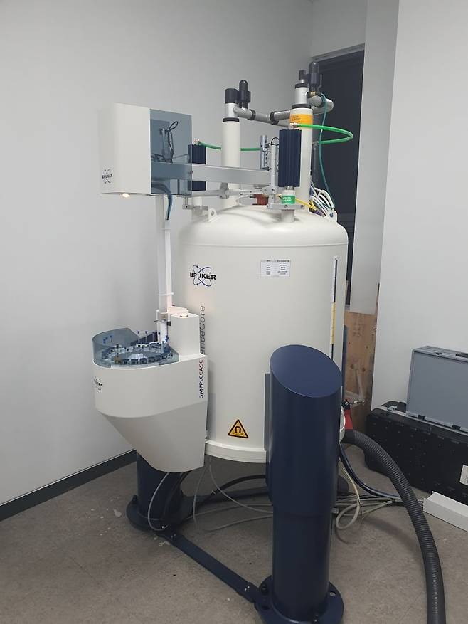원료의 성분을 분석하는 NMR 장치. 안산=윤현주 기자