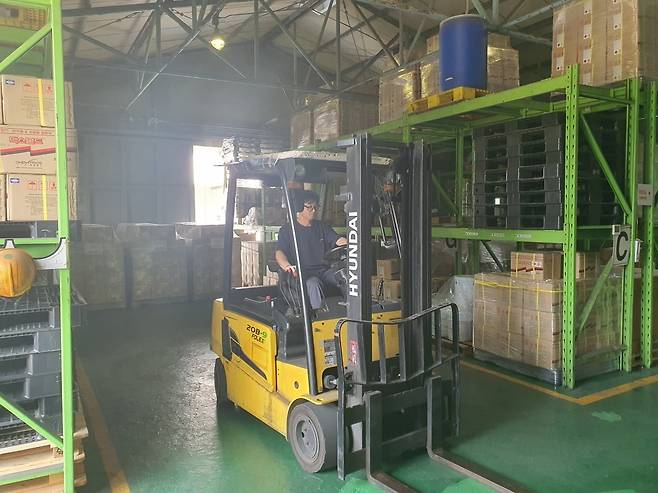 박시온 대리가 유성접착제 출하 준비를 위해 지게차를 운전하고 있다. 안산=윤현주 기자