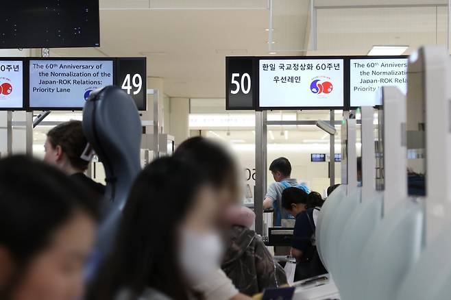 도쿄 하네다공항 한국인 우선 레인 이용하는 한국인. 사진=연합뉴스