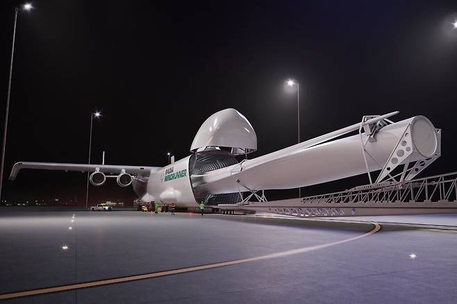 미국 스타트업 라디아가 개발 중인 대형 화물기 ‘윈드 러너’ 상상도. 기체 길이가 108ｍ에 이르러 거대 풍력발전기 날개를 적재하도록 고안됐다. 라디아 제공