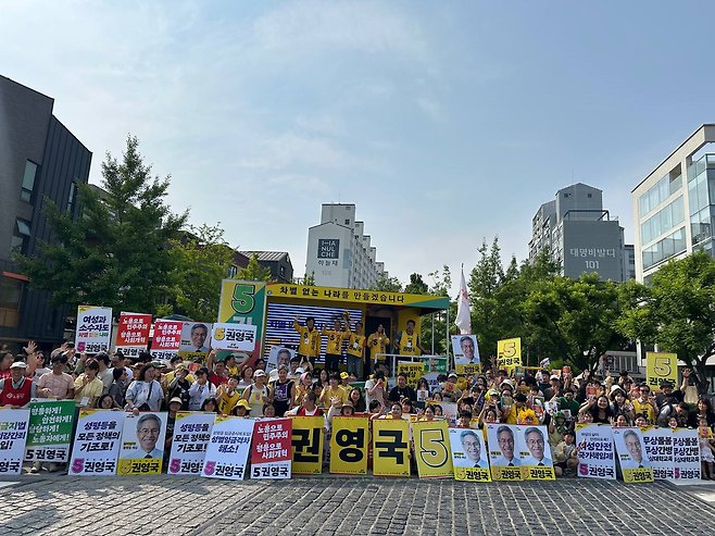 권영국 민주노동당 대선후보가 1일 서울 연남동 경의선 숲길에서 성평등 유세를 한 뒤 캠프 관계자·지지자들과 기념 촬영을 하고 있다. 민주노동당 제공