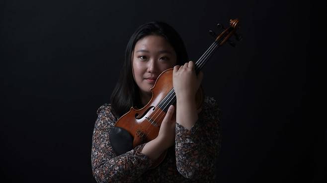 South Korean violinist Park Sueye poses for photos during an interview with The Korea Herald on May 18, 2023, in Seoul. (Lee Sang-sub/The Korea Herald)