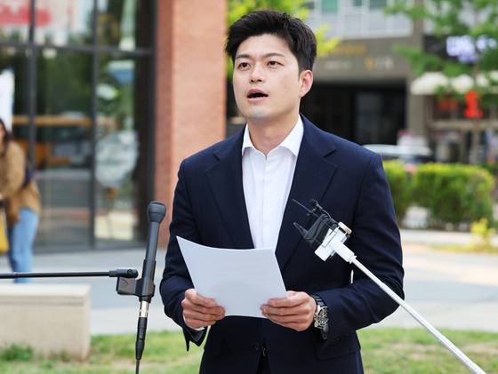 People Power Party Emergency Response Committee Chairman Kim Yong-tae speaks to reporters in Suwon, Gyeonggi, on May 30. [YONHAP]