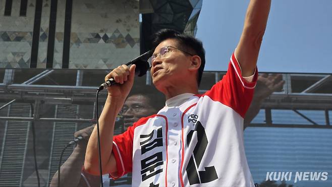 김문수 국민의힘 대선 후보가 1일 수원컨벤션센터 광장에서 유세를 하고 있다. 임현범 기자