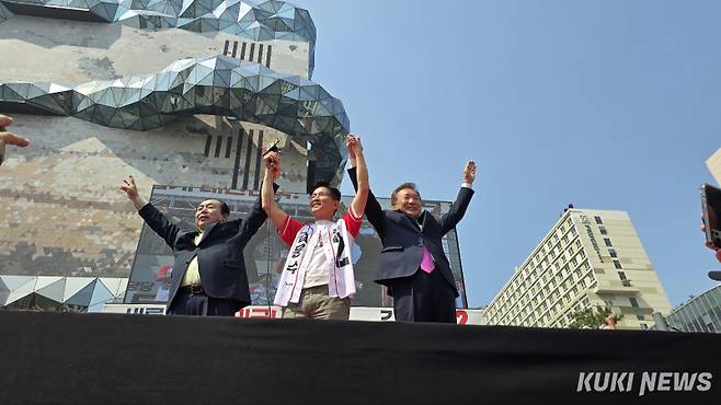김문수 국민의힘 대선 후보(가운데)가 1일 수원컨벤션센터 광장에서 전직 경기지사인 손학규 전 바른미래당 대표(오른쪽), 이인제 전 의원(왼쪽)과 함께 양손을 높이 들고 있다. 임현범 기자