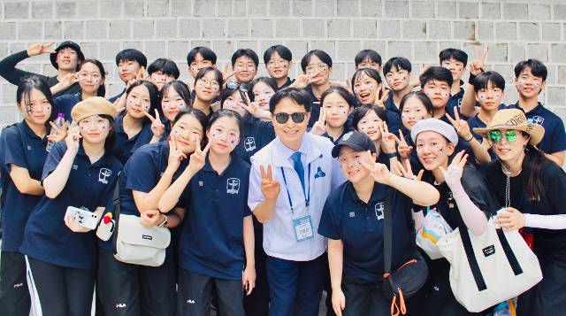 IBMS신앙공동체 대표 고병찬(앞줄 가운데) 목사가 지난 6월 1일 서울시청 인근에서 열린 반동성애 집회 ‘거룩한방파제 통합국민대회’에서 학생들과 함께 기념사진을 찍고 있다. IBMS신앙공동체 제공