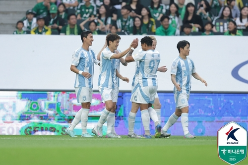 이청용의 선제골에 기뻐하는 울산 선수들. 사진[연합뉴스]