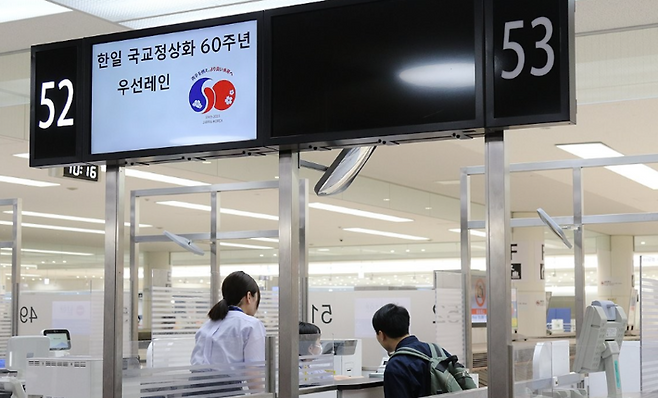 도쿄 하네다공항에서 한국인 우선 레인을 통해 입국 절차를 밟고 있는 한국 관광객 / 사진=연합뉴스