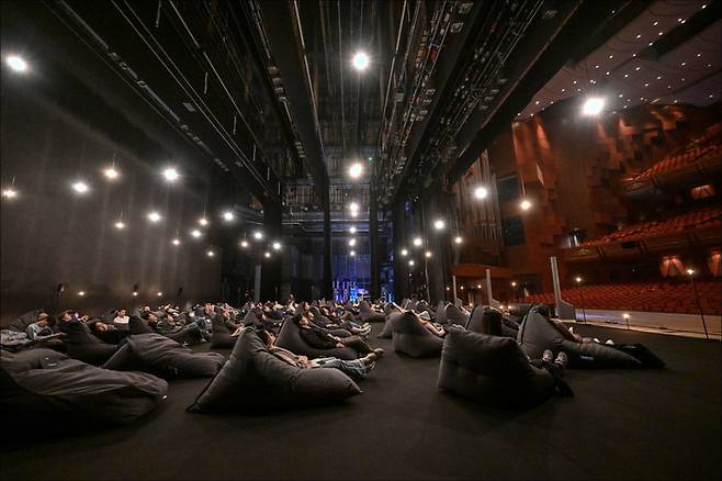 지난달 28일 서울 세종문화회관 대극장에서 진행된 ‘리스닝 스테이지’. 5월 공연한 서울시발레단의 요한 잉거 ‘워킹매드 & 블리스’ 삽입 음악을 무대 위에 누워 들어볼 수 있게 한 일회성 이벤트로, 공연 관람을 넘어선 새로운 극장 경험을 선사했다는 호평을 받았다. [사진 = 세종문화회관]