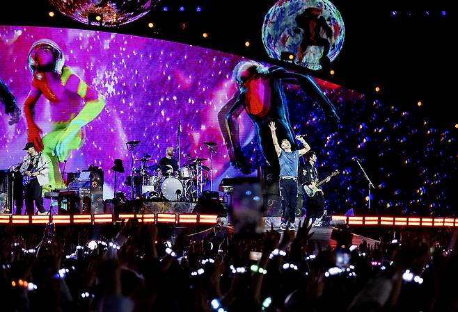 지난 4월 고양종합운동장 주경기장 내한 콘서트에서 총 6회 차, 32만 관객을 동원한 영국 밴드 콜드플레이. 라이브네이션코리아