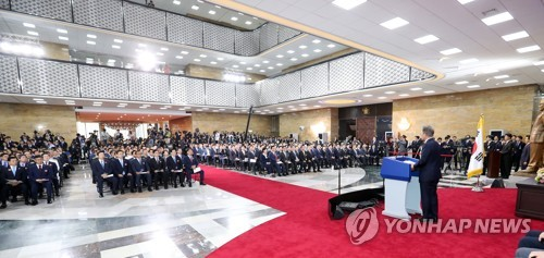 2017년 5월 10일 국회의사당 로텐더홀에서 제19대 대통령 취임식이 열리고 있다. 취임식은 문재인 대통령과 5부 요인과 국회의원, 국무위원, 군 지휘관 등 300여 명이 참석했다. [사진 출처 = 연합뉴스]