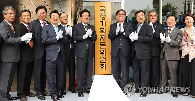 국정기획자문위원회 현판식이 2017년 5월 22일 오후 서울 종로구 통의동 금융감독원연수원에서 열리고 있다. 김진표 위원장(현판 왼쪽), 홍남기 국무조정실장, 김태년 더불어민주당 정책위의장 등 참석자들이 박수 치고 있다. 국정기획위는 향후 최장 70일간 국정 목표와 국정과제를 구체화한다. [사진 출처 = 연합뉴스]