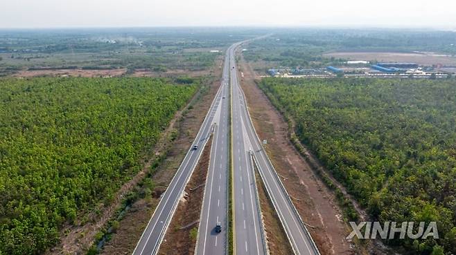 일대일로 사업으로 건설된 캄보디아 고속도로. [신화 연합뉴스]