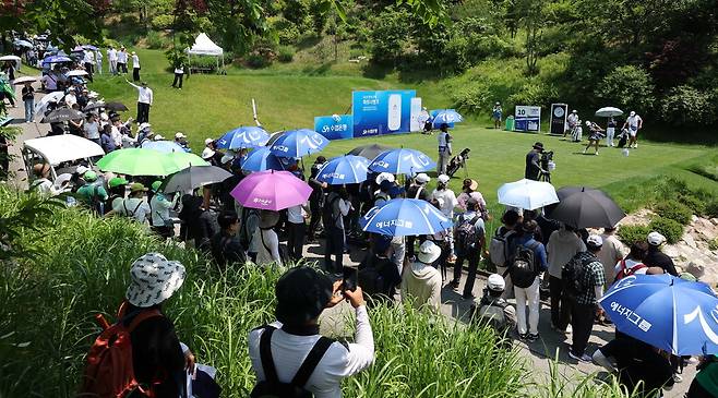 더스타휴 골프&리조트에는 많은 갤러리가 찾아 응원을 하고 이벤트도 즐겼다. 한주형 기자