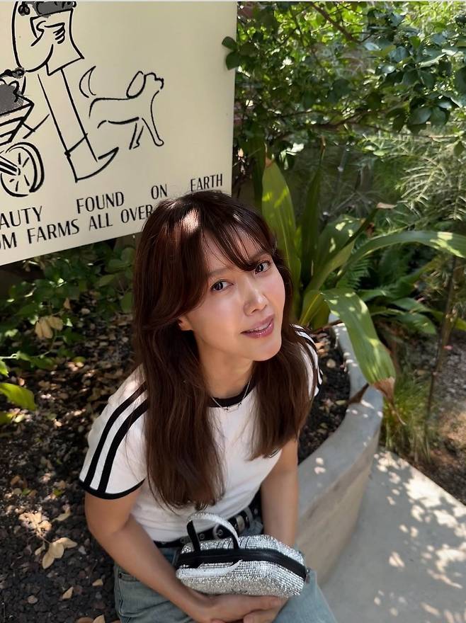 자연스럽게 흐르는 웨이브 헤어와 힘을 뺀 듯한 내추럴 메이크업은 전체 룩의 무드를 한층 더 여유롭게 만들어줬다.사진=채정안 SNS