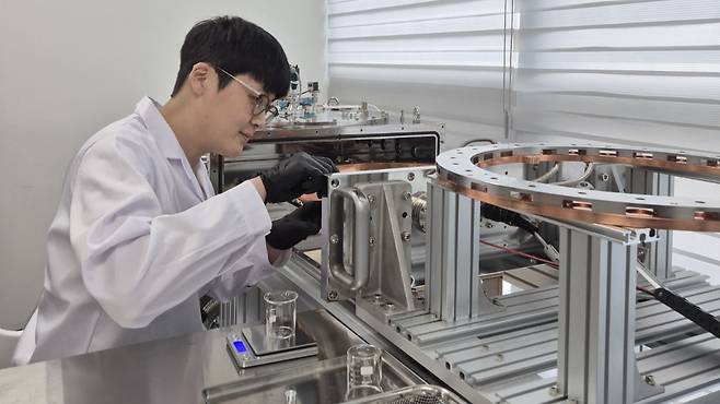 베큐멕스 연구원이 아웃개싱 테스트를 진행하고 있다./사진제공=베큐멕스