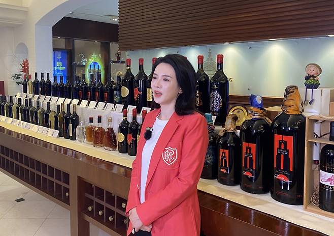 왕이얼 쥔딩 와이너리 대표가 기자들의 질문에 답하고 있다./사진=우경희 기자