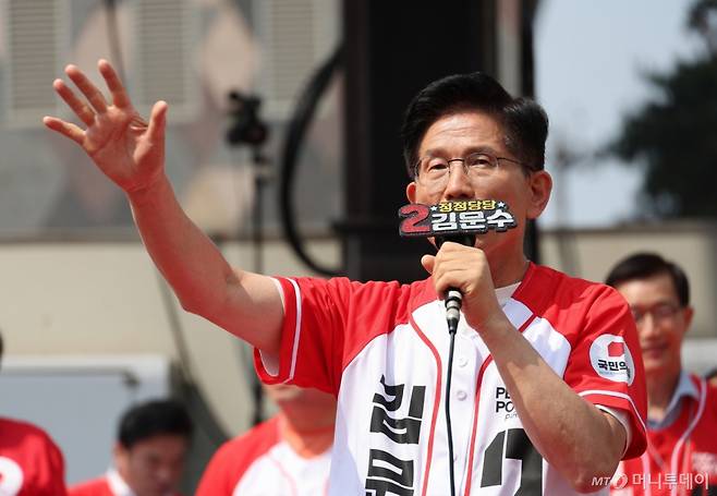 (수원=뉴스1) 이광호 기자 = 김문수 국민의힘 대통령 후보가 1일 경기 수원컨벤션센터 광장에서 열린 유세에서 지지를 호소하고 있다. (공동취재) 2025.6.1/뉴스1 Copyright (C) 뉴스1. All rights reserved. 무단 전재 및 재배포, AI학습 이용 금지. /사진=(수원=뉴스1) 이광호 기자