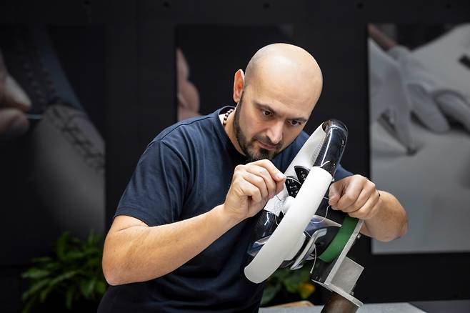 마누팍투어 스튜디오에서 작업하는 작업자들의 모습/사진= 메르세데스-벤츠 제공