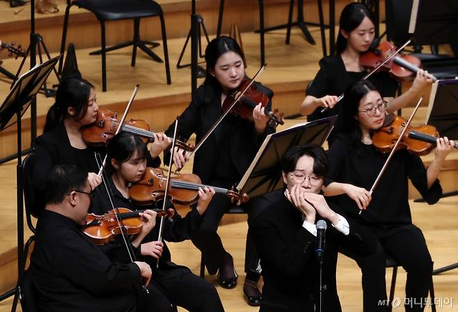 박종성 하모니카 연주자가 30일 오후 서울 송파구 롯데콘서트홀에서 열린 머니투데이-국립심포니오케스트라 주최 '발칙한 클래식 : 아름다운 그때'에서 멋진 무대를 선보이고 있다. /사진=김창현 chmt@