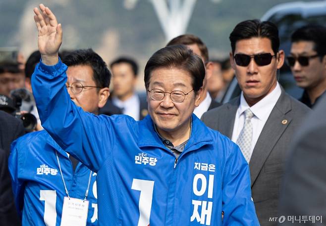 (울산=뉴스1) 이재명 기자 = 이재명 더불어민주당 대통령 후보가 1일 오전 울산 동구 일산해수욕장 로터리에서 열린 유세에 도착하고 있다. 2025.6.1/뉴스1 Copyright (C) 뉴스1. All rights reserved. 무단 전재 및 재배포, AI학습 이용 금지. /사진=(울산=뉴스1) 이재명 기자