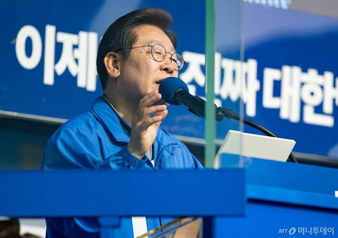 [울산=뉴시스] 조성우 기자 = 이재명 더불어민주당 대선후보가 1일 오후 울산 동구 일산해수육장 교차로 인근에서 열린 집중유세에서 연설하고 있다. (공동취재) 2025.06.01. photo@newsis.com /사진=