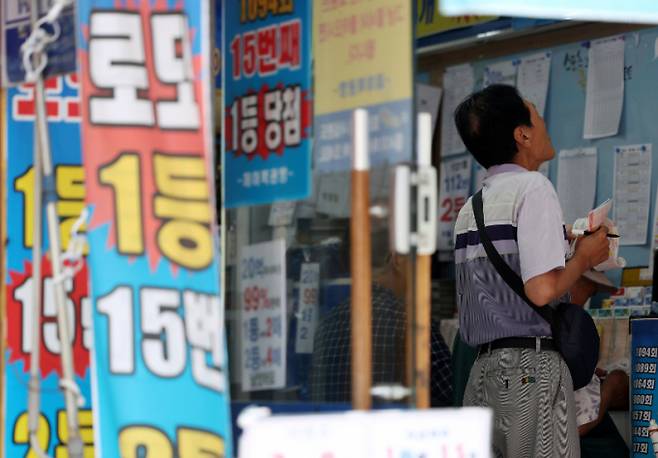 울산 한 복권판매점에서 당첨자가 3명 나온 것으로 나타났다. 사진은 서울시내 한 복권판매점에서 방문객들이 복권을 구매하고 있는 모습. /사진=뉴시스 김명년 기자