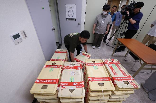 중앙선거관리위원회가 제21대 대통령 선거일 당시 질서유지를 위해 최선을 다하겠다고 1일 약속했다. 사진은 전날 동대문구·성동구 선거관리위원회 합동청사에서 관계자들이 기표된 투표용지를 옮기는 모습. /사진=뉴시스