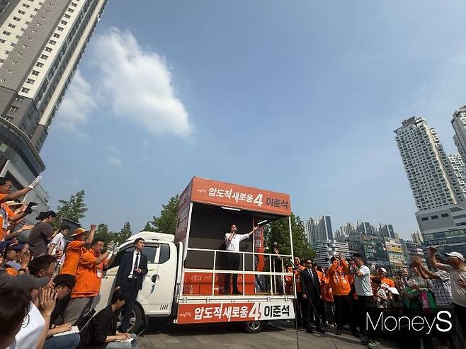 이준석 개혁신당 대선 후보가 1일 경기 화성시 동탄신도시에 위치한 동탄호수공원에서 유세를 이어갔다. /사진=김서연 기자