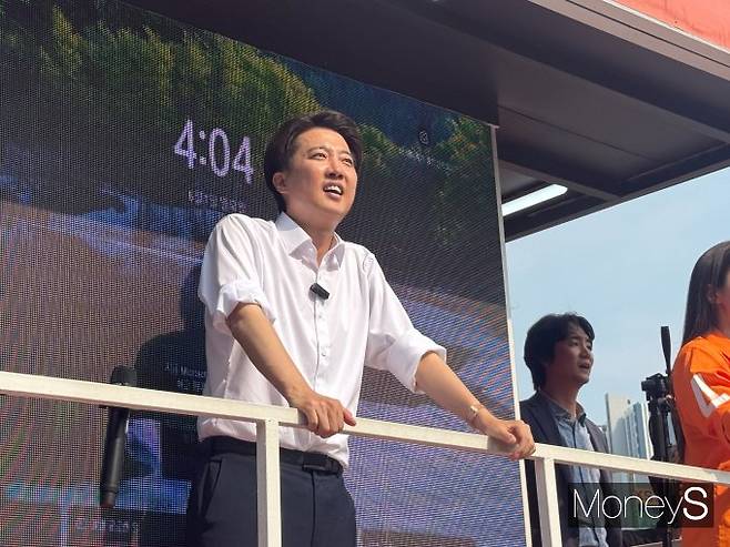 유세 현장에는 이 후보의 어머니도 참여해 이 후보를 응원했다. /사진=김서연 기자