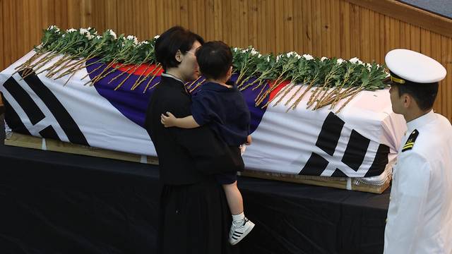 1일 경북 포항시 남구 해군 항공사령부 강당에서 엄수된 해군 P-3CK 917호기 순직자 영결식에서 순직 해군 장병의 어린 아들이 헌화하며 마지막 배웅을 하고 있다. 뉴시스 제공