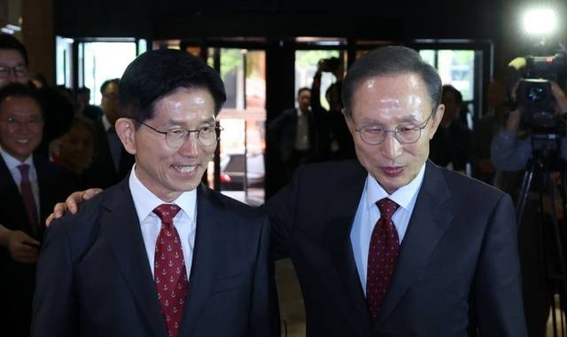 김문수 국민의힘 대선 후보와 이명박 전 대통령이 27일 서울 여의도 켄싱턴 호텔 로비에서 오찬 전 대화를 하고 있다. 뉴시스