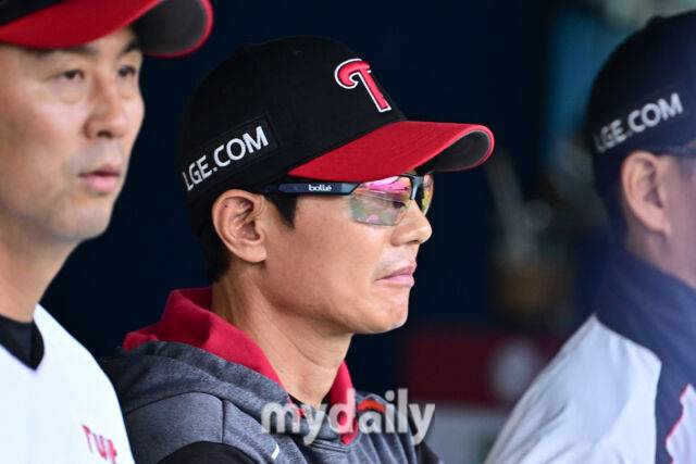 31일 서울 잠실야구장에서 열린 '2025 신한 SOL BANK KBO리그' 삼성 라이온즈와 LG 트윈스 경기. LG 염경엽 감독이 경기를 지켜보고 있다./마이데일리