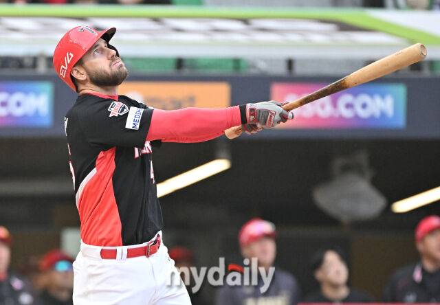 10일 오후 인천광역시 문학동 SSG랜더스필드에서 진행된 '2025 프로야구 KBO리그' SSG랜더스와 KIA타이거즈의 경기. 기아 위즈덤이 6회초 1사 3루서 1타점 희생타를 치고 있다./마이데일리