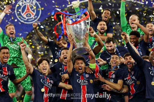 이강인(왼쪽에서 세 번째)을 포함한 PSG 선수들이 우승 세리머니를 하고 있다. /게티이미지코리아