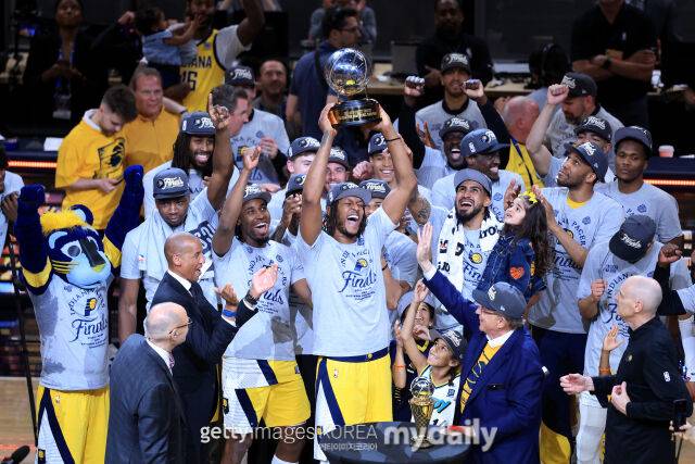 인디애나 선수들이 밥 쿠지 트로피를 들고 기뻐하고 있다. /게티이미지코리아