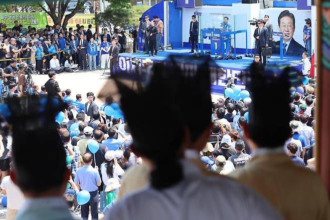 이재명 더불어민주당 대선 후보가 1일 고향인 경북 안동시의 웅부공원에서 열린 유세에서 안동 유림들이 지켜보는 가운데 지지를 호소하고 있다. [연합]