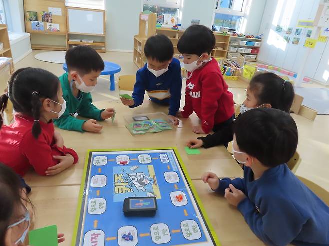한국수자원공사 직장어린이집에서 아이들이 보드게임을 하고 있다.[한국수자원공사 제공]