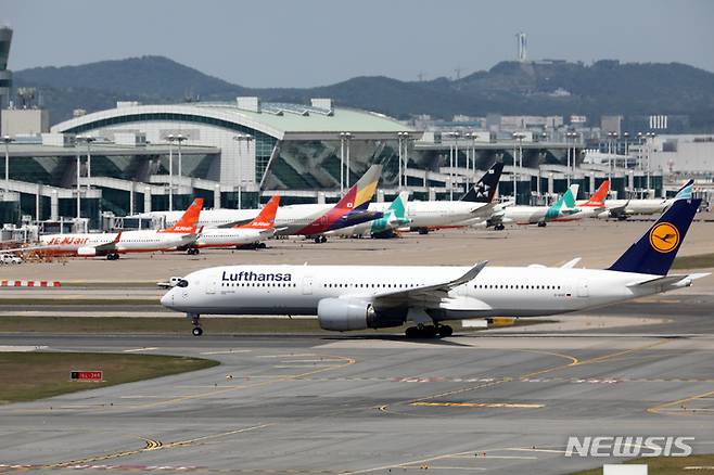[인천공항=뉴시스] 이영환 기자 = 24일 오후 인천국제공항에서 루프트한자 항공기가 이륙을 준비하고 있다. 2022.05.24. 20hwan@newsis.com