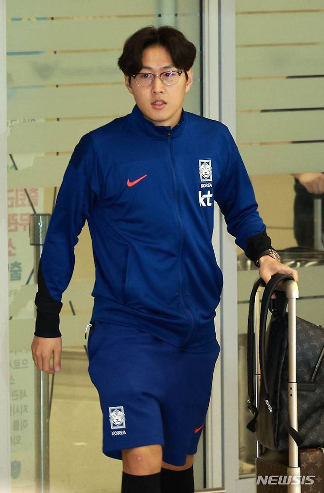 [인천공항=뉴시스] 고범준 기자 = 축구 국가대표팀 이강인이 싱가포르와의 '2026 국제축구연맹(FIFA) 북중미 월드컵' 아시아 지역 2차 예선 경기를 마치고 7일 오전 인천국제공항 제2여객터미널을 통해 귀국하고 있다. 2024.06.07. bjko@newsis.com