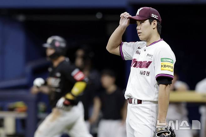 [서울=뉴시스] 최동준 기자 = 지난 5월23일 서울 구로구 고척스카이돔에서 열린 2025 KBO리그 kt 위즈와 키움 히어로즈의 경기, 6회초 키움 선발 김윤하가 kt 문상철에게 2타점 적시타를 허용한 뒤 아쉬워하고 있다. 2025.05.23. photocdj@newsis.com