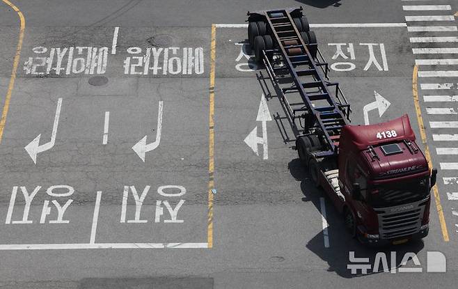 [인천=뉴시스] 김명년 기자 = 24일 오후 인천 연수구 인천신항 컨테이너 터미널에서 트레일러가 이동하고 있다. 2025.04.24. kmn@newsis.com