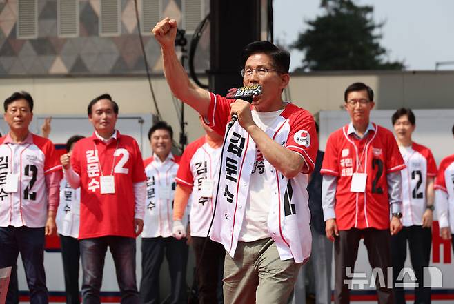 [수원=뉴시스] 권창회 기자 = 김문수 국민의힘 대선 후보가 1일 경기 수원시 수원컨벤션센터 광장에서 열린 유세에서 지지호소를 하고 있다.(공동취재) 2025.06.01. photo@newsis.com