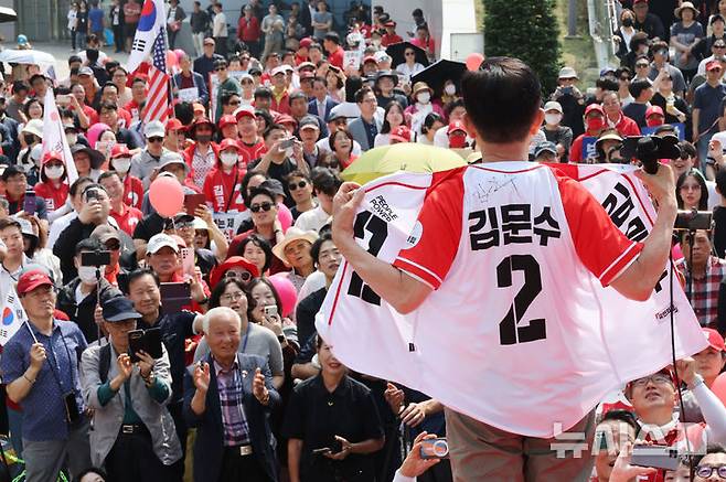 [수원=뉴시스] 권창회 기자 = 김문수 국민의힘 대선 후보가 1일 경기 수원시 수원컨벤션센터 광장에서 열린 유세에서 셔츠를 벗는 퍼포먼스를 하고 있다.(공동취재) 2025.06.01. photo@newsis.com