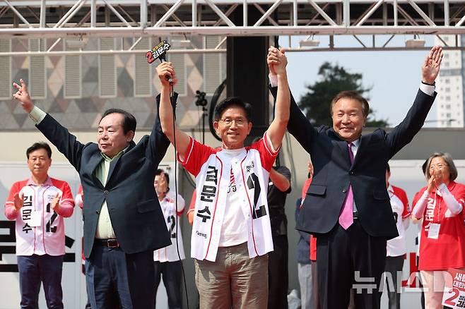 [수원=뉴시스] 권창회 기자 = 김문수 국민의힘 대선 후보가 1일 경기 수원시 수원컨벤션센터 광장에서 열린 유세에서 이인제, 손학규 전 경기지사와 함께 손을 맞잡고 있다.(공동취재) 2025.06.01. photo@newsis.com