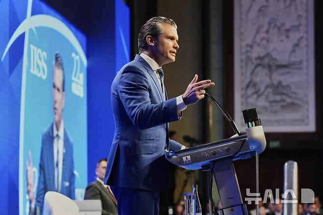 [싱가포르=AP/뉴시스] 피트 헤그세스 미국 국방장관이 31일 싱가포르에서 열린 제22차 아시아 안보회의(샹그릴라 대화)에서 연설하고 있다. 2025.05.31.