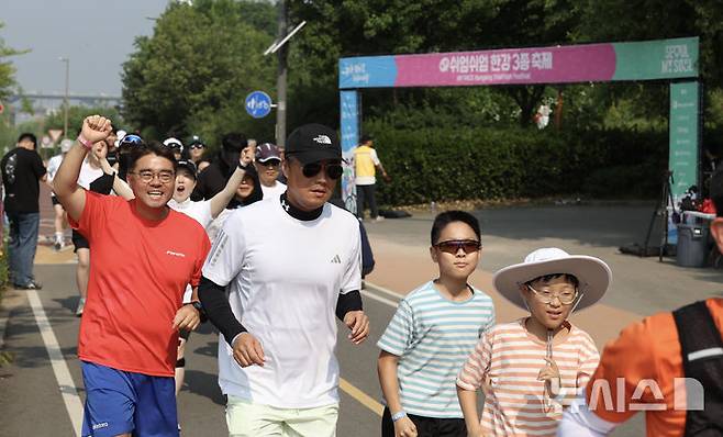 [서울=뉴시스] 김명년 기자 = 1일 오전 서울 광진구 뚝섬한강공원에서 열린 쉬엄쉬엄 한강 3종 축제 10km 달리기 출발점에서 참가자들이 힘차게 출발하고 있다. 2025.06.01. kmn@newsis.com