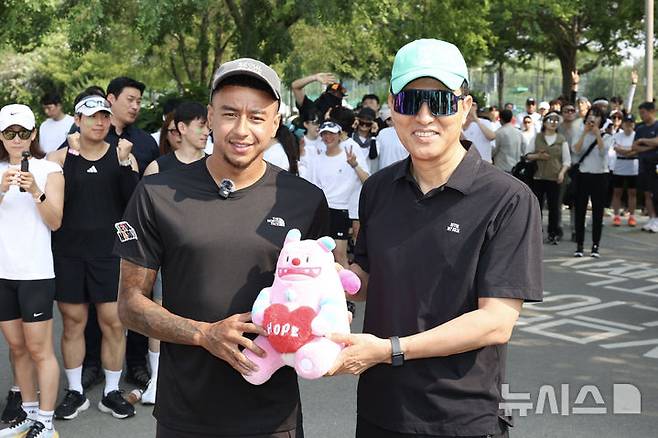 [서울=뉴시스] 김명년 기자 = 오세훈 서울시장이 1일 오전 서울 광진구 뚝섬한강공원에서 열린 쉬엄쉬엄 한강 3종 축제 10km 달리기 출발점에서 FC서울 소속 축구선수 제시 린가드에게 해치 인형을 선물한 뒤 기념촬영하고 있다. 2025.06.01. kmn@newsis.com